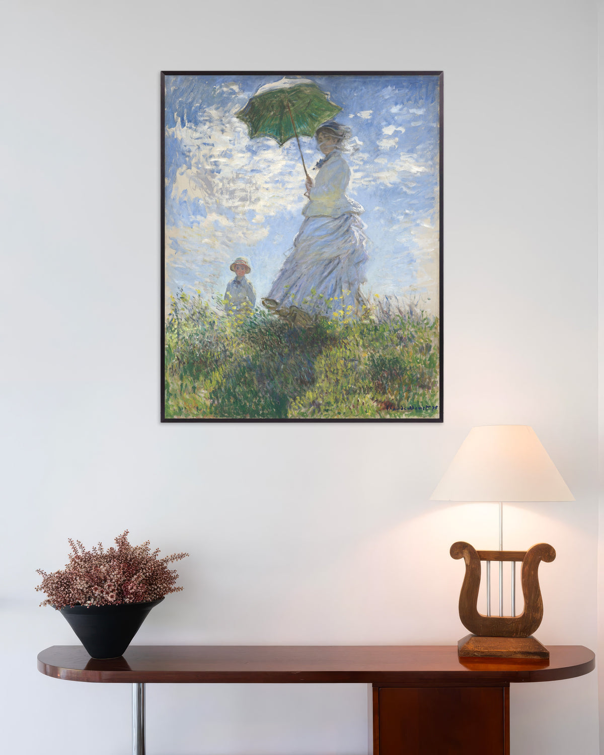 Poster Kvinna med parasoll, Madame Monet och hennes son (1875) av Claude Monet med metallram