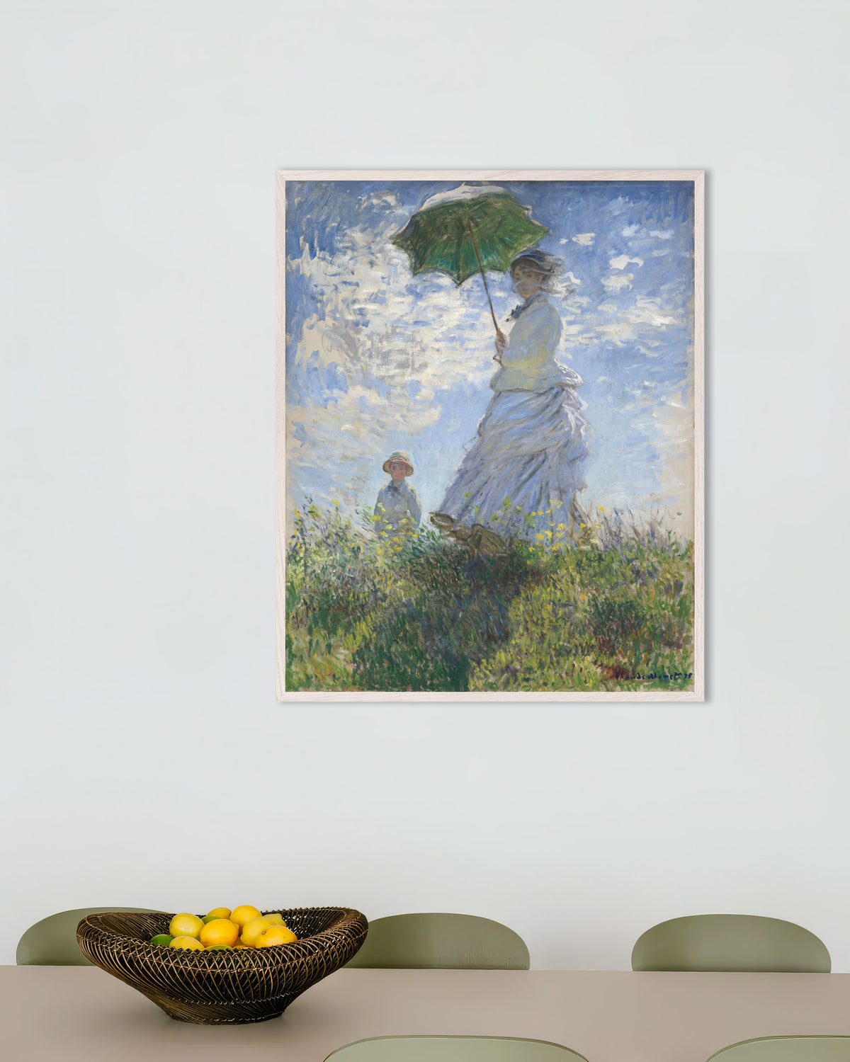 Poster Kvinna med parasoll, Madame Monet och hennes son (1875) av Claude Monet med vit träram