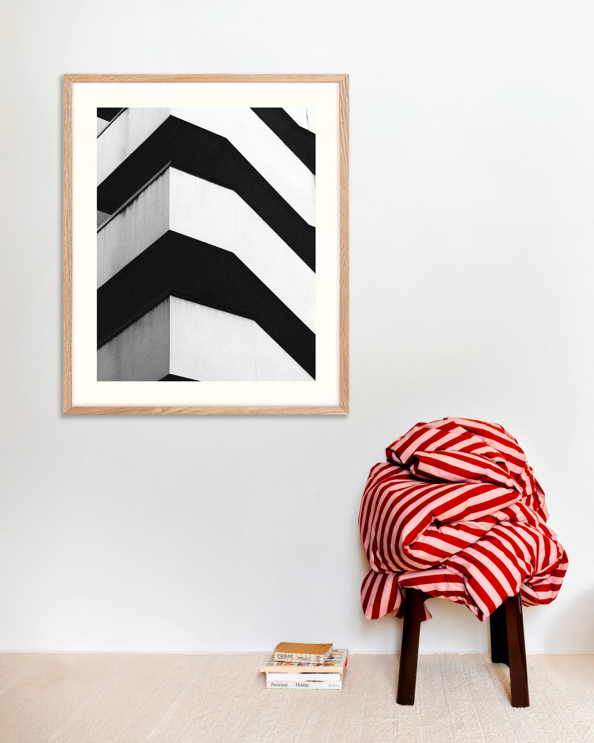 Poster ”Zigzagformade betongbalkonger”, med ram i naturträ